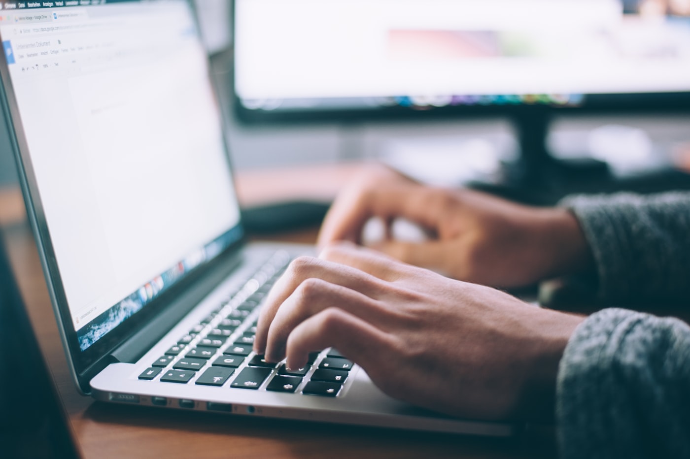 Laptop z notatkami, materiały szkolne zostają u Ciebie