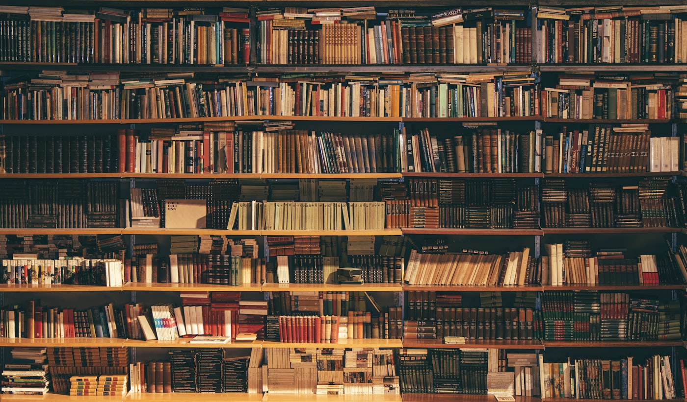 Library aisle, from printed chapters to a learning path